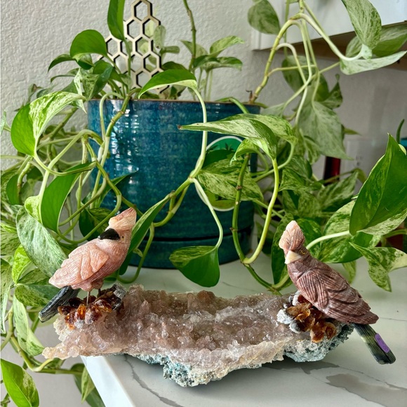 Gemstone Bird carving on Amethyst Flower - Picture 10 of 10